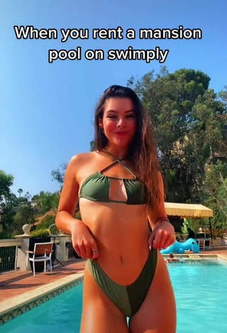 2. Hottie Lauren Gibson in Green Bikini at the Swimming Pool