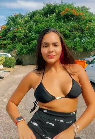 2. Sexy Lorrayne Oliveira in Black Bikini Top