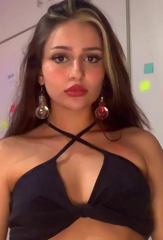 2. Sexy María Herrera in Black Crop Top