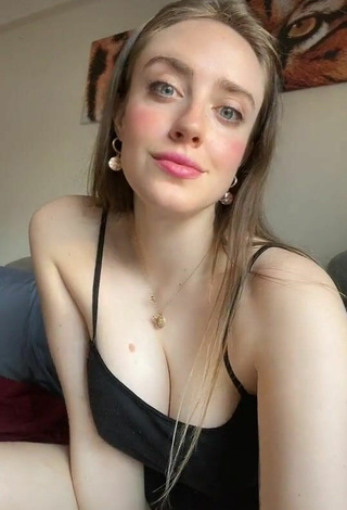 Really Cute Magui Ansuz Shows Cleavage in Black Top