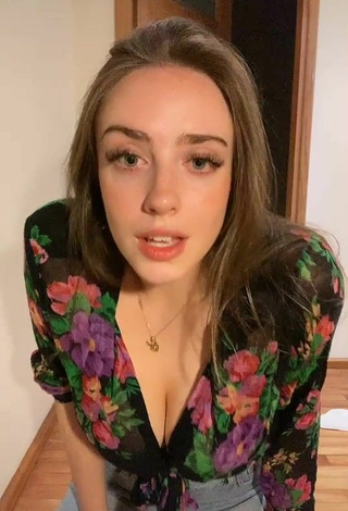 2. Magui Ansuz Shows Cleavage in Sweet Floral Crop Top