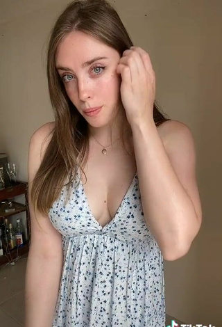 5. Hot Magui Ansuz Shows Cleavage and Bouncing Boobs in Sundress