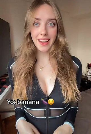5. Sexy Magui Ansuz Shows Cleavage in Black Overall