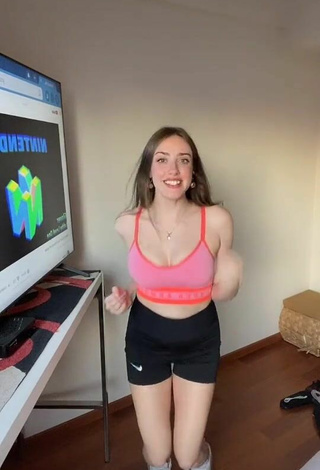Pretty Magui Ansuz Shows Cleavage and Bouncing Boobs in Crop Top
