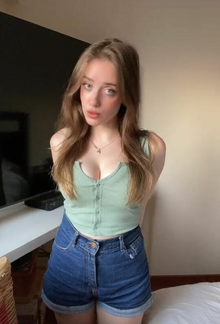 Alluring Magui Ansuz Shows Cleavage in Erotic Olive Crop Top
