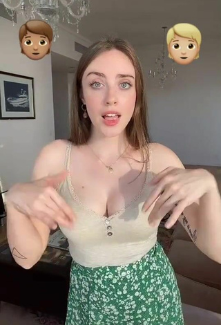 3. Erotic Magui Ansuz Shows Cleavage and Bouncing Boobs in Beige Crop Top