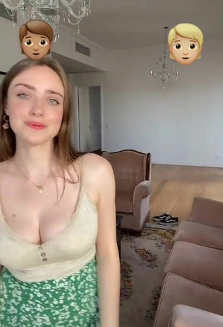 4. Erotic Magui Ansuz Shows Cleavage and Bouncing Boobs in Beige Crop Top