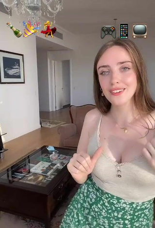 5. Erotic Magui Ansuz Shows Cleavage and Bouncing Boobs in Beige Crop Top