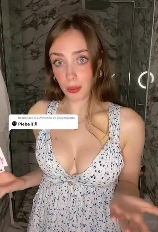 3. Sexy Magui Ansuz Shows Cleavage in Sundress