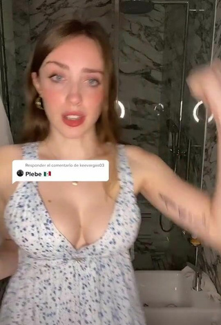4. Sexy Magui Ansuz Shows Cleavage in Sundress