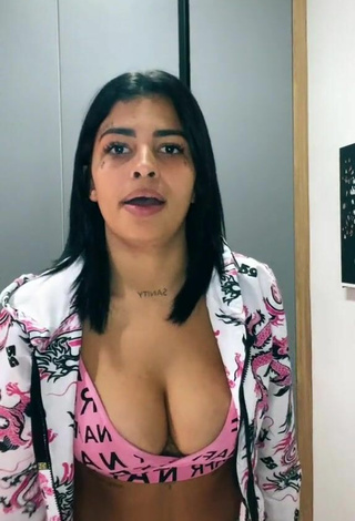 Amazing MC Lya Shows Cleavage in Hot Crop Top