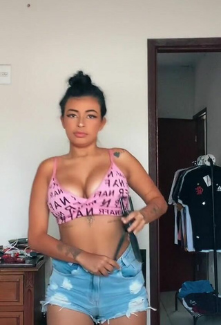 2. Hottie MC Lya Shows Cleavage and Bouncing Boobs in Crop Top