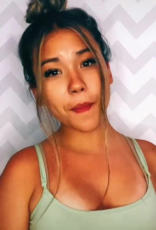 3. Beautiful Michelly Ioshiko Tanino Shows Cleavage and Bouncing Boobs