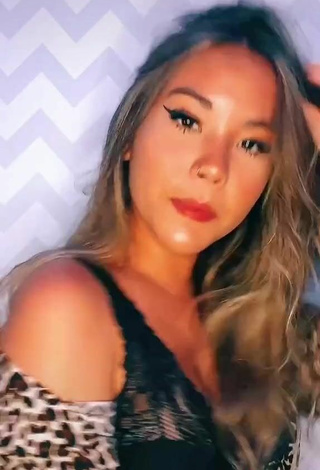 5. Beautiful Michelly Ioshiko Tanino Shows Cleavage and Bouncing Boobs