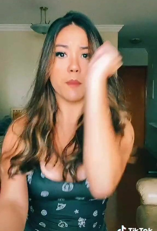 4. Sexy Michelly Ioshiko Tanino in Crop Top and Bouncing Tits