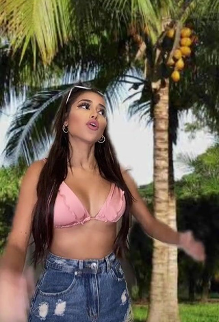 3. Sexy Nanda Caroll Shows Cleavage in Pink Bikini Top