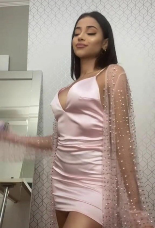 3. Sexy Nanda Caroll Shows Cleavage in Pink Dress