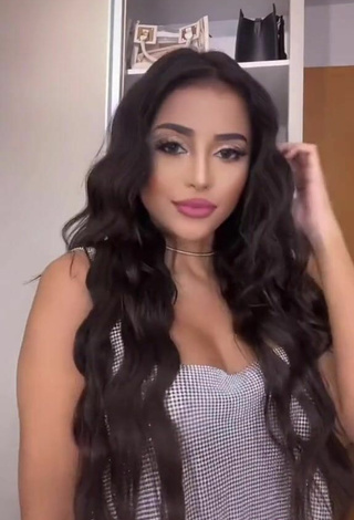 3. Sexy Nanda Caroll Shows Cleavage in Silver Crop Top