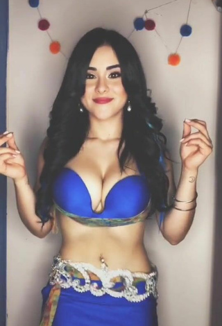 2. Amazing Ónice Flores Shows Cleavage in Hot Blue Bra while doing Belly Dance