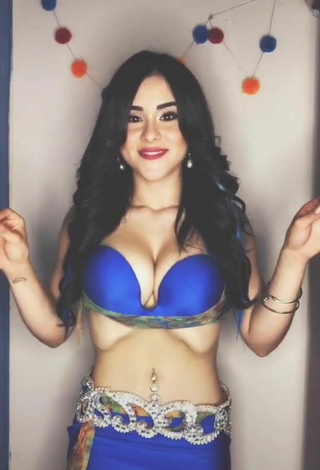 3. Amazing Ónice Flores Shows Cleavage in Hot Blue Bra while doing Belly Dance
