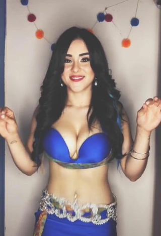 4. Amazing Ónice Flores Shows Cleavage in Hot Blue Bra while doing Belly Dance