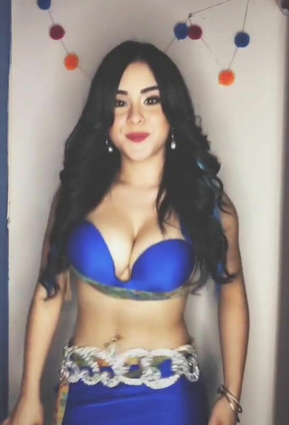 5. Amazing Ónice Flores Shows Cleavage in Hot Blue Bra while doing Belly Dance