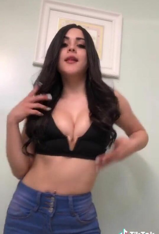 4. Beautiful Ónice Flores Shows Cleavage in Sexy Black Sport Bra