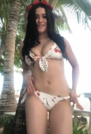 2. Sweetie Ónice Flores Shows Cleavage in Floral Bikini and Bouncing Breasts