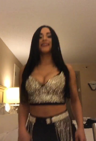 2. Gorgeous Ónice Flores Shows Cleavage in Alluring Silver Crop Top and Bouncing Boobs