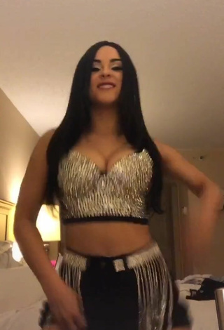 3. Gorgeous Ónice Flores Shows Cleavage in Alluring Silver Crop Top and Bouncing Boobs