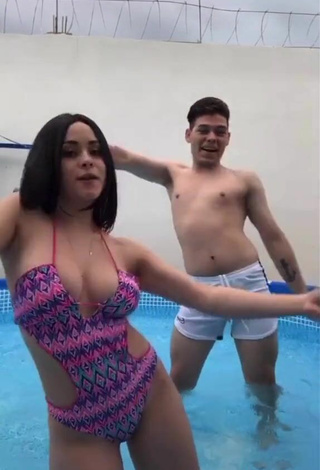 4. Hot Ónice Flores Shows Cleavage in Swimsuit at the Pool and Bouncing Boobs