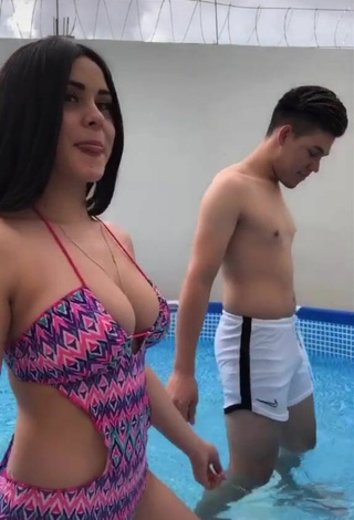 3. Sexy Ónice Flores Shows Cleavage in Swimsuit at the Pool