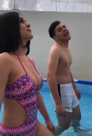 5. Sexy Ónice Flores Shows Cleavage in Swimsuit at the Pool