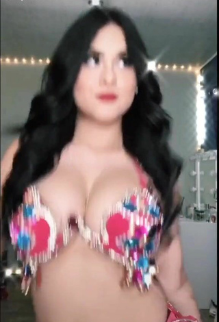 Hottie Ónice Flores Shows Cleavage in Bra and Bouncing Boobs