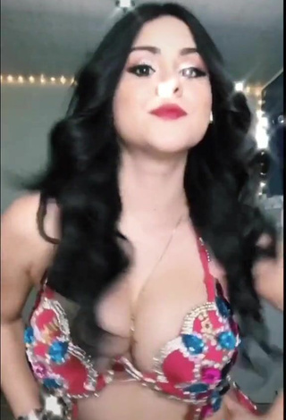 3. Hottie Ónice Flores Shows Cleavage in Bra and Bouncing Boobs