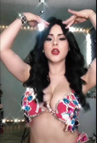 5. Hottie Ónice Flores Shows Cleavage in Bra and Bouncing Boobs