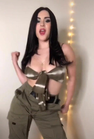 3. Pretty Ónice Flores Shows Cleavage in Crop Top and Bouncing Boobs