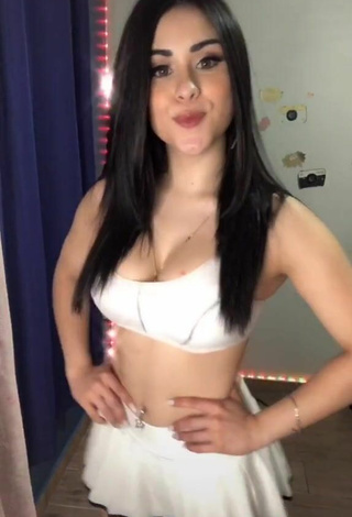 3. Seductive Ónice Flores Shows Cleavage in White Crop Top