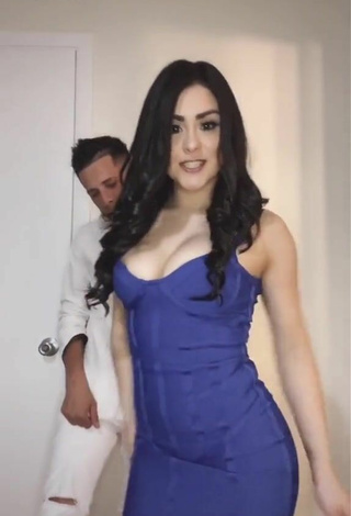 2. Sexy Ónice Flores Shows Cleavage in Blue Dress