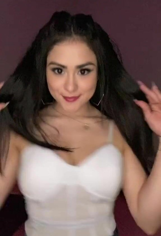4. Sexy Ónice Flores Shows Cleavage in White Top