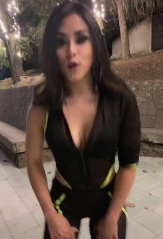 Sexy Ónice Flores Shows Cleavage in Overall