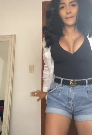 2. Sweetie Pao Castillo Shows Cleavage in Black Top and Bouncing Boobs