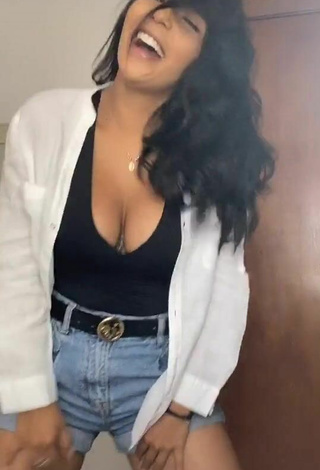 4. Sweetie Pao Castillo Shows Cleavage in Black Top and Bouncing Boobs