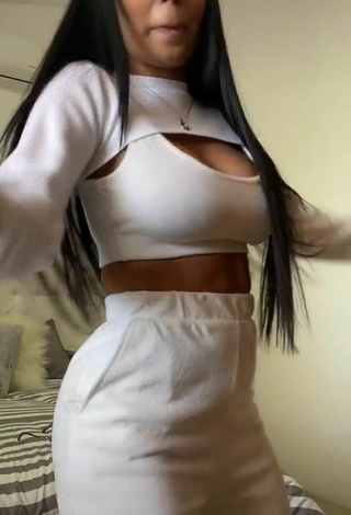 3. Hottie Pao Castillo Shows Cleavage in White Crop Top
