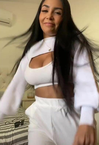 5. Hottie Pao Castillo Shows Cleavage in White Crop Top