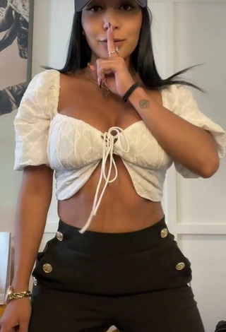 3. Sexy Pao Castillo Shows Cleavage in White Crop Top