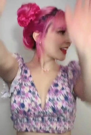 2. Hot Poli Сoloridas in Floral Crop Top and Bouncing Boobs