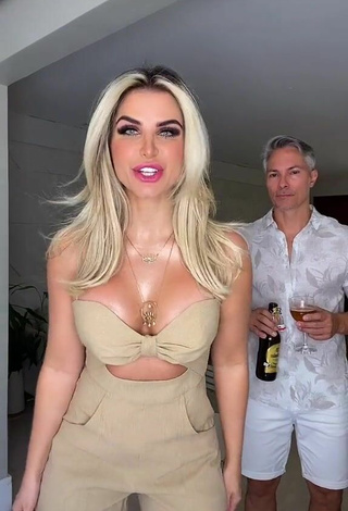2. Sexy Pricylla Pedrosa Shows Cleavage in Beige Overall