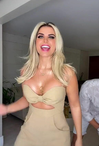 4. Sexy Pricylla Pedrosa Shows Cleavage in Beige Overall