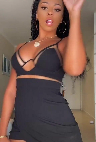 2. Sweetie Ramana Borba Shows Cleavage in Black Crop Top and Bouncing Boobs